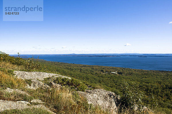 Blick auf den Atlantik vom Mount Battie im Camden Hills State Park  Maine  New England  USA