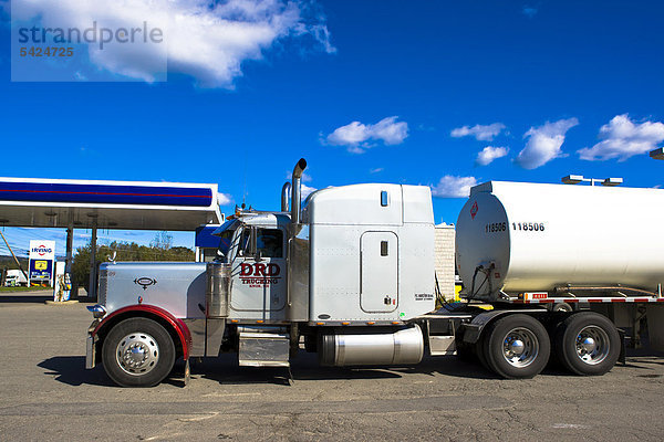 US-Truck parkt an einer Raststation im Bundesstaat Maine  New England  USA