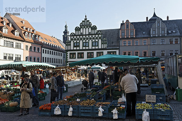 Tagesmarkt vor dem Rathaus  Weimar  Thüringen  Deutschland  Europa