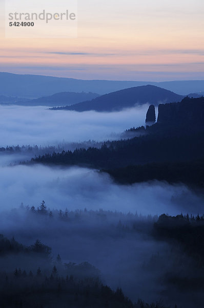 Nebel im Elbsandsteingebirge  Blick auf den Bloßstock  Sachsen  Deutschland  Europa