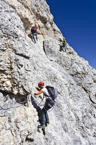 Kletterer im Klettersteig Böseekofel  Dolomiten  Südtirol  Italien  Europa