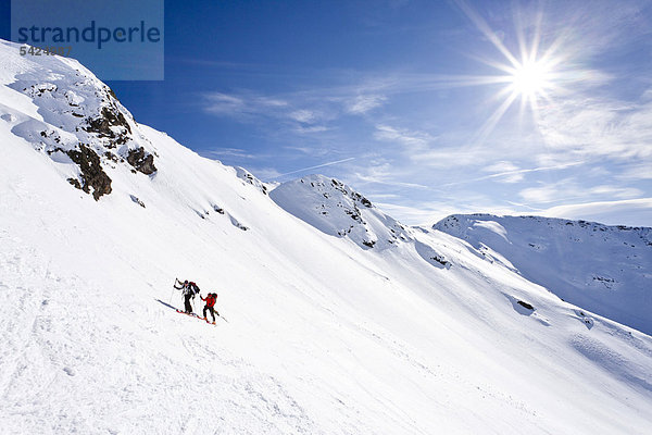 Skitourengeher beim Aufstieg zum Hörtlahner oberhalb von Durnholz  Sarntal  hinten die Jakobsspitze  Südtirol  Italien  Europa