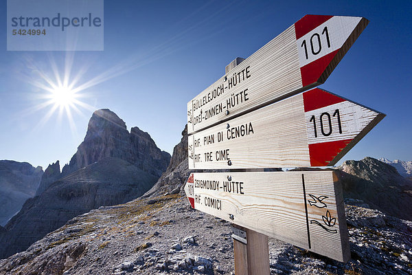 Wegweiser beim Aufstieg zum Paternkofel oberhalb der Zsigmondy-Hütte  hier auf dem Büllelejoch  hinten der Zwölferkofel  Hochpustertal  Sexten  Dolomiten  Südtirol  Italien  Europa