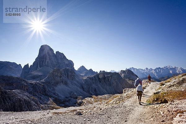 Wanderer auf dem Büllelejoch beim Aufstieg zum Paternkofel  hinten der Zwölferkofel  Hochpustertal  Sexten  Dolomiten  Südtirol  Italien  Europa