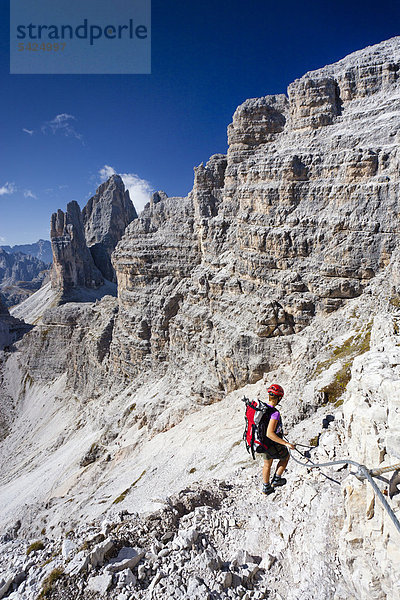 Kletterer beim Aufstieg zum Paternkofel  hinten die Drei Zinnen  Hochpustertal  Sexten  Dolomiten  Südtirol  Italien  Europa
