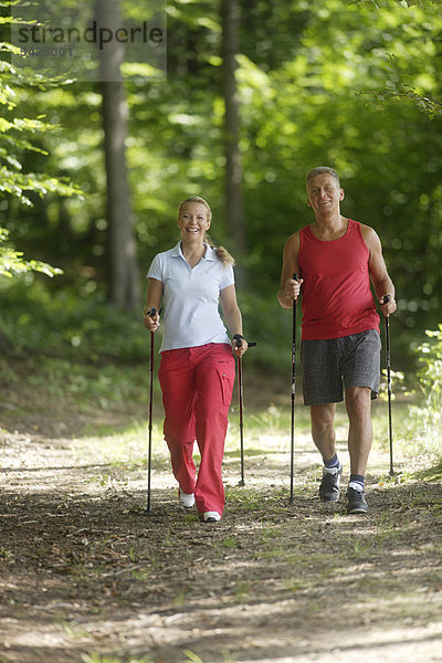 Ein Paar  Frau  42 Jahre  und Mann  52 Jahre  beim Nordic Walking