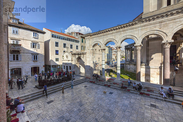 Diokletianspalast  Platz zwischen Peristyl und Kathedrale  Altstadt  Split  Mitteldalmatien  Dalmatien  Adriaküste  Kroatien  Europa  ÖffentlicherGrund