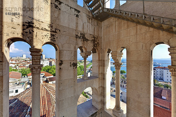 Offene Säulengalerie auf dem Campanile der Kathedrale von Split  hinten die Altstadt von Split  Mitteldalmatien  Dalmatien  Adriaküste  Kroatien  Europa