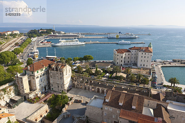 Blick auf Split und den Hafen von der Offenen Säulengalerie auf dem Campanile der Kathedrale von Split  Mitteldalmatien  Dalmatien  Adriaküste  Kroatien  Europa  ÖffentlicherGrund