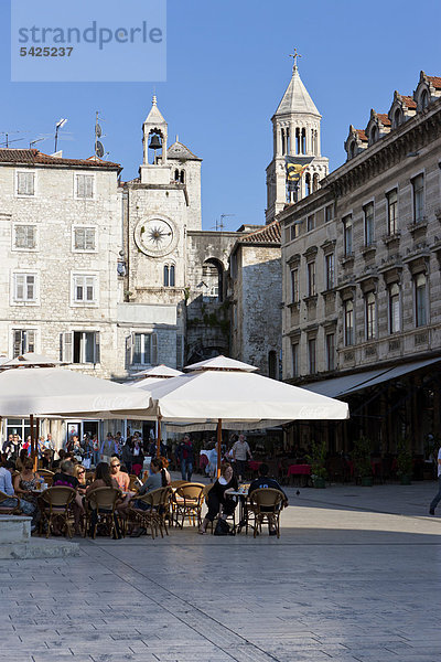 Die Altstadt mit Restaurants  Narodni Trg Platz  hinten die Porta Ferrea  Mitteldalmatien  Dalmatien  Adriaküste  Kroatien  Europa  ÖffentlicherGrund