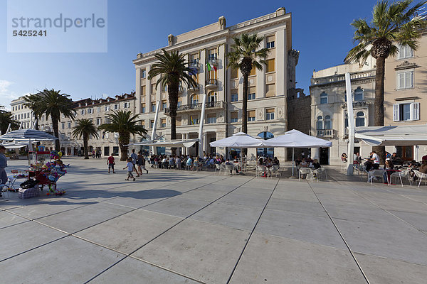 Restaurants an der Uferpromenade Riva am Hafen von Split  Mitteldalmatien  Dalmatien  Adriaküste  Kroatien  Europa  ÖffentlicherGrund