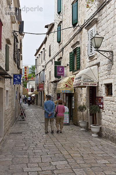 Gasse in der Altstadt  UNESCO Weltkulturerbe  Trogir  Region Split  Mitteldalmatien  Dalmatien  Adriaküste  Kroatien  Europa  ÖffentlicherGrund