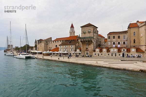 Riva Promenade und Palazzo  Altstadt  UNESCO Weltkulturerbe  Trogir  Region Split  Mitteldalmatien  Dalmatien  Adriaküste  Kroatien  Europa  ÖffentlicherGrund