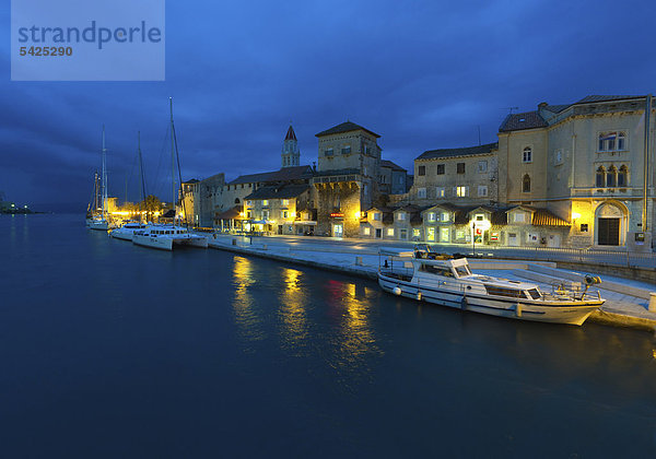 Riva Promenade und Palazzo  Altstadt Trogir  UNESCO Weltkulturerbe  Trogir  Region Split  Mitteldalmatien  Dalmatien  Adriaküste  Kroatien  Europa  ÖffentlicherGrund