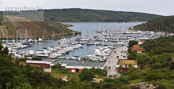 Neuer moderner Yachthafen bei Primosten  Region Trogir  Mitteldalmatien  Dalmatien  Adriaküste  Kroatien  Europa  ÖffentlicherGrund