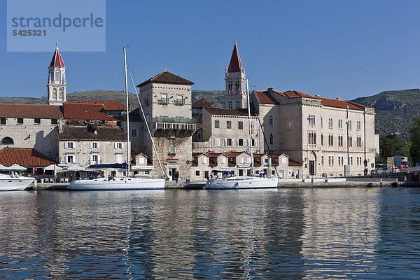 Riva Promenade und Palazzo  Altstadt Trogir  UNESCO Weltkulturerbe  Region Split  Mitteldalmatien  Dalmatien  Adriaküste  Kroatien  Europa  ÖffentlicherGrund