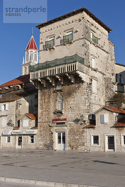Riva Promenade und Palazzo  Altstadt Trogir  UNESCO Weltkulturerbe  Region Split  Mitteldalmatien  Dalmatien  Adriaküste  Kroatien  Europa  ÖffentlicherGrund