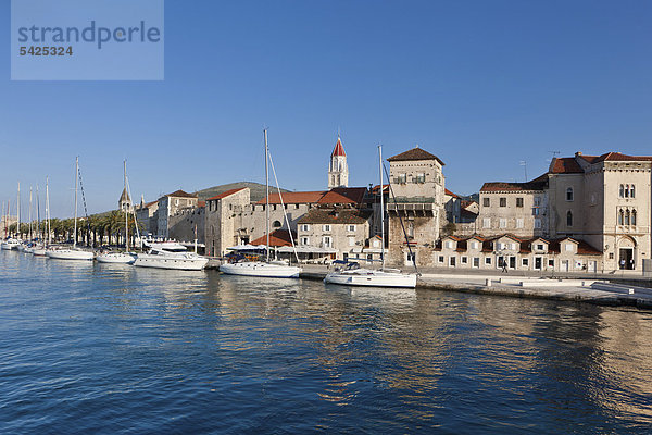 Riva Promenade und Palazzo  Altstadt Trogir  UNESCO Weltkulturerbe  Region Split  Mitteldalmatien  Dalmatien  Adriaküste  Kroatien  Europa  ÖffentlicherGrund