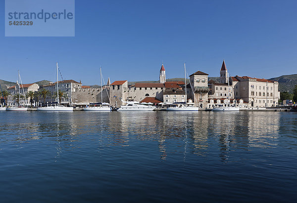 Riva Promenade und Palazzo  Altstadt Trogir  UNESCO Weltkulturerbe  Region Split  Mitteldalmatien  Dalmatien  Adriaküste  Kroatien  Europa  ÖffentlicherGrund