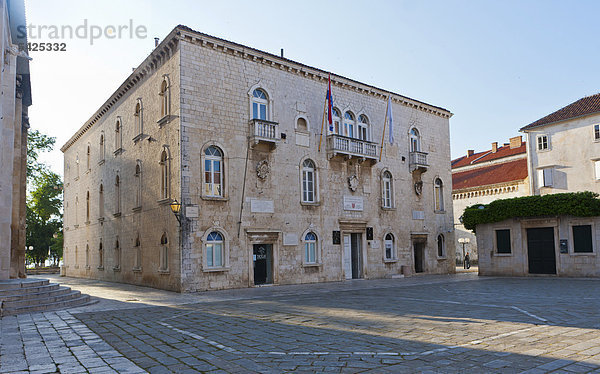 Rathaus  Altstadt Trogir  UNESCO Weltkulturerbe  Region Split  Mitteldalmatien  Dalmatien  Adriaküste  Kroatien  Europa  ÖffentlicherGrund