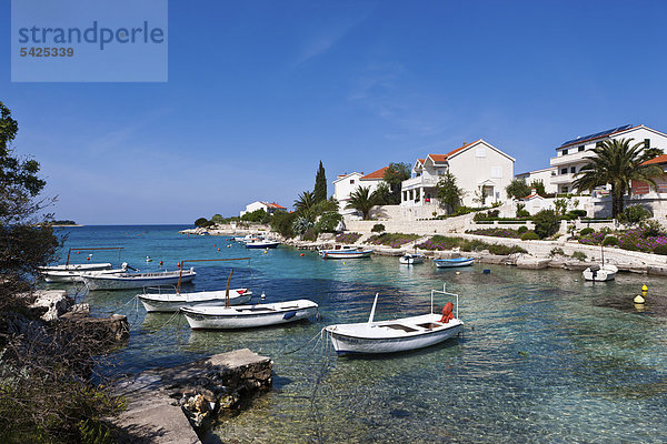 Der Ort Rogoznica  mit Hafen und Bucht  Mitteldalmatien  Dalmatien  Adriaküste  Kroatien  Europa  ÖffentlicherGrund