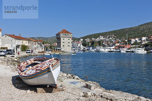 Das Fischerdorf Marina mit Bucht und Yachthafen  Mitteldalmatien  Dalmatien  Adriaküste  Kroatien  Europa  ÖffentlicherGrund