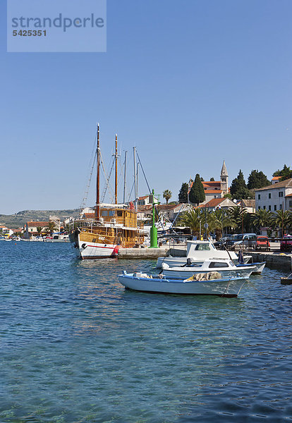 Der Ort Rogoznica  mit Hafen und Bucht  Mitteldalmatien  Dalmatien  Adriaküste  Kroatien  Europa  ÖffentlicherGrund