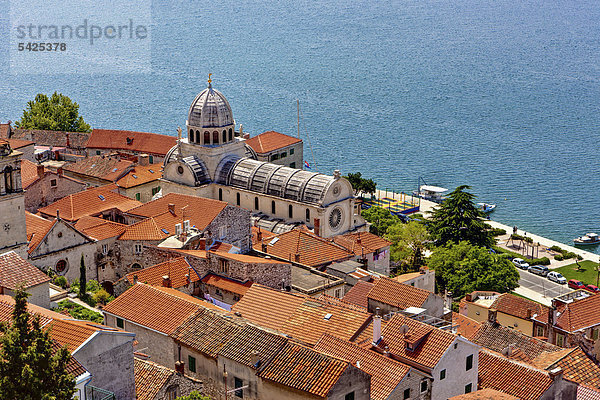 Blick auf Sibenik mit der Kathedrale des Heiligen Jakob  Katedrala svetog Jakova  Mitteldalmatien  Dalmatien  Adriaküste  Kroatien  Europa  ÖffentlicherGrund