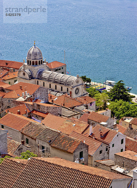 Blick auf Sibenik mit der Kathedrale des Heiligen Jakob  Katedrala svetog Jakova  Mitteldalmatien  Dalmatien  Adriaküste  Kroatien  Europa  ÖffentlicherGrund