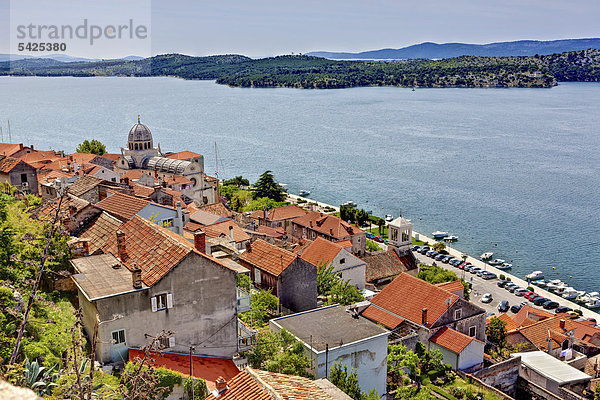 Blick auf Sibenik mit Kuppel der Kathedrale des Heiligen Jakob  Katedrala svetog Jakova  Mitteldalmatien  Dalmatien  Adriaküste  Kroatien  Europa  ÖffentlicherGrund