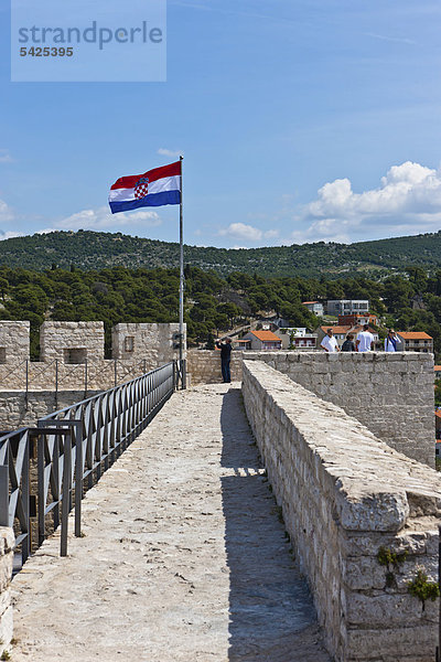 Kroatische Flagge auf der Burg von Sibenik  Mitteldalmatien  Dalmatien  Adriaküste  Kroatien  Europa  ÖffentlicherGrund