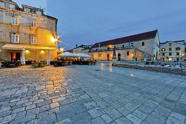 Stefansplatz mit Restaurants  Stadt Hvar  Insel Hvar  Mitteldalmatien  Dalmatien  Adriaküste  Kroatien  Europa  ÖffentlicherGrund