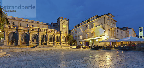 Venezianische Loggia  Hotel Palace am Hafen  Stadt Hvar  Insel Hvar  Mitteldalmatien  Dalmatien  Adriaküste  Kroatien  Europa  ÖffentlicherGrund
