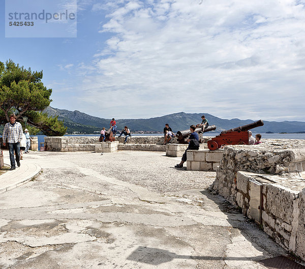 Die Altstadt von Korcula mit Kanonen vor der Burg  Mitteldalmatien  Dalmatien  Adriaküste  Kroatien  Europa  ÖffentlicherGrund