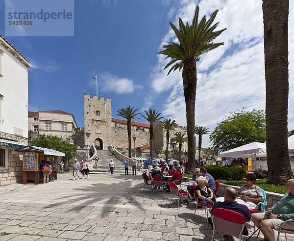 Die Altstadt von Korcula mit Touristen vor der Burg  Mitteldalmatien  Dalmatien  Adriaküste  Kroatien  Europa  ÖffentlicherGrund
