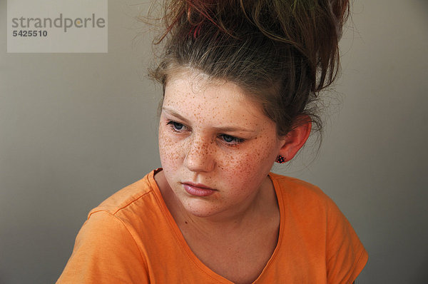 Mädchen  11 Jahre  mit Sommersprossen und hochtoupierten Haaren  Porträt