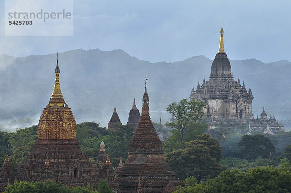 Auftsteigender Rauch  Nebel und Abendlicht zwischen den Feldern  Tempel und Pagoden  Bagan  Myanmar  Burma  Birma  Südostasien  Asien