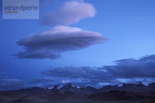 Berggipfel  Wolkenformationen am Abendhimmel  Salzsee Tso Khar  Ladakh  Jammu und Kaschmir  Nordindien  Indien  Himalaya  Asien