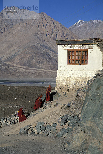 Mönche  Kloster Deskit oder Diskit  Gompa  Hunder  Nubra-Tal  Ladakh  indischer Himalaya  Jammu und Kaschmir  Nordindien  Indien  Asien