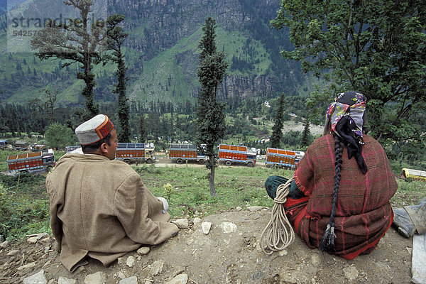 Wartende Himachalis in traditioneller Kleidung blicken auf Lastwagen-Schlange  Rohtang Pass  kurz nach einem Erdrutsch  Himachal Pradesh  Nordindien  Indien  Asien