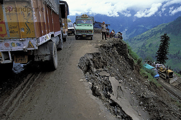 Lastwagen  Rohtang Pass kurz nach einem Erdrutsch  Himachal Pradesh  Nordindien  Indien  Asien