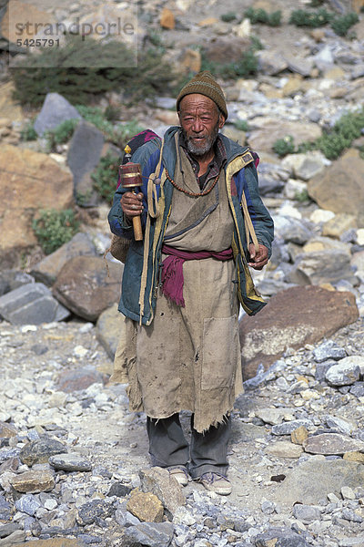 Mann mit Gebetsmühle  nahe Sisir La  Zanskar  Ladakh  indischer Himalaya  Jammu und Kaschmir  Nordindien  Indien  Asien