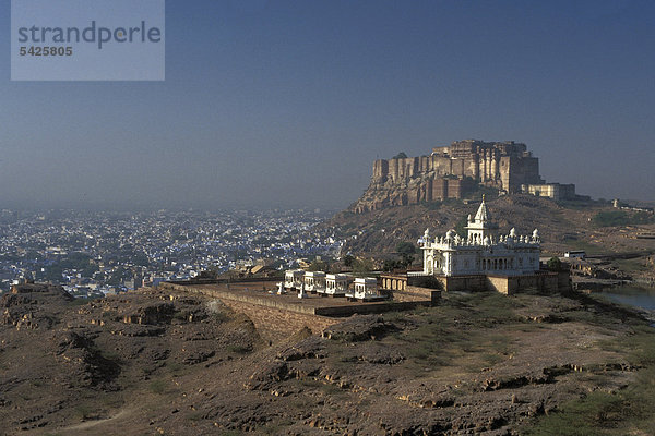 Mehangarh Fort und Jaswant Thada  Jodhpur  Rajasthan  Indien  Asien