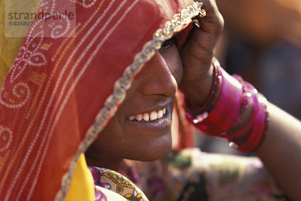 Frau eines Kamelhändlers  Porträt  Kamel- und Rindermarkt Nagaur  Rajasthan  Wüste Thar  Nordindien  Indien  Asien