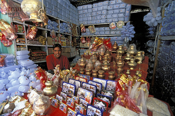 Devotionalien-Verkäufer  Gangotri  indischer Himalaya  Uttarakhand  früher Uttaranchal  Indien  Asien