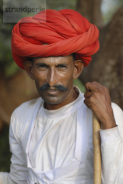 Kamelhirte mit rotem Turban  Porträt  bei Mount Abu  Rajasthan  Nordindien  Indien  Asien