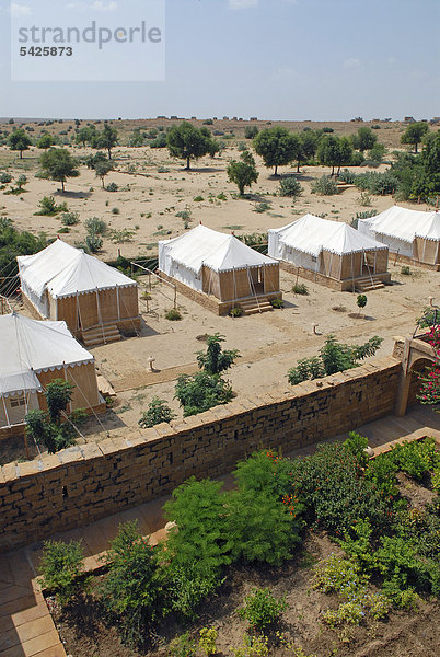 Zelte des Royal Jodhpur Camp in Mool Sagar  Heritage Hotel und Lustgarten der Maharajas von Jodhpur  bei Jaisalmer  Wüste Thar  Rajasthan  Nordindien  Indien  Asien