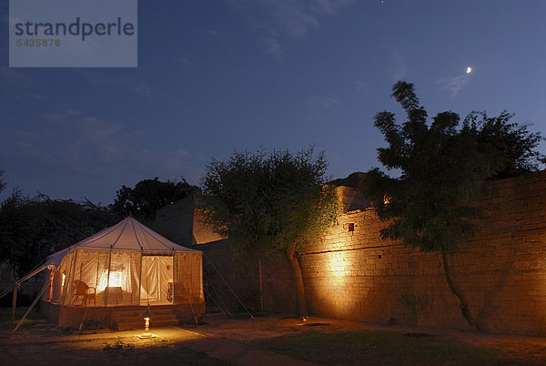 Von innen beleuchtete Zelte des Royal Jodhpur Camp in Mool Sagar  Heritage Hotel und Lustgarten der Maharajas von Jodhpur  bei Jaisalmer  Wüste Thar  Rajasthan  Nordindien  Indien  Asien