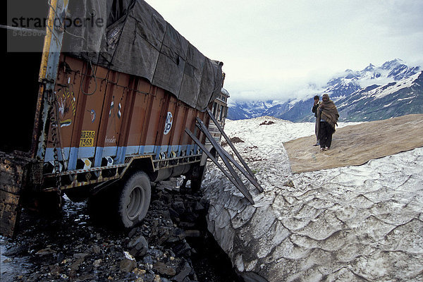 Lastwagen mit Achsenbruch auf Passhöhe  Rohtang Pass  Himachal Pradesh  indischer Himalaya  Nordindien  Indien  Asien