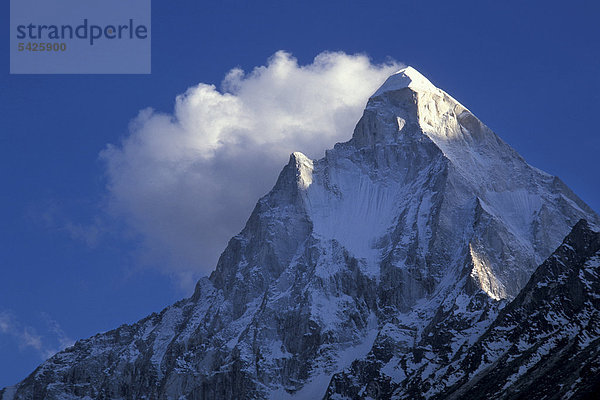 Der Berg Shivling  mit 6543m der höchste natürliche Shiva-Lingam  oberhalb von Gaumukh  der Ganges-Quelle  bei Gangotri  Uttarakhand  früher Uttaranchal  Indien  Asien